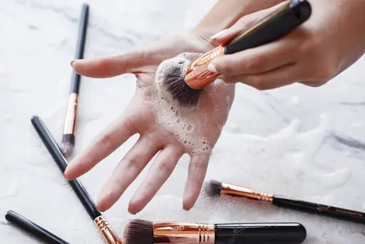 pulire i pennelli del trucco