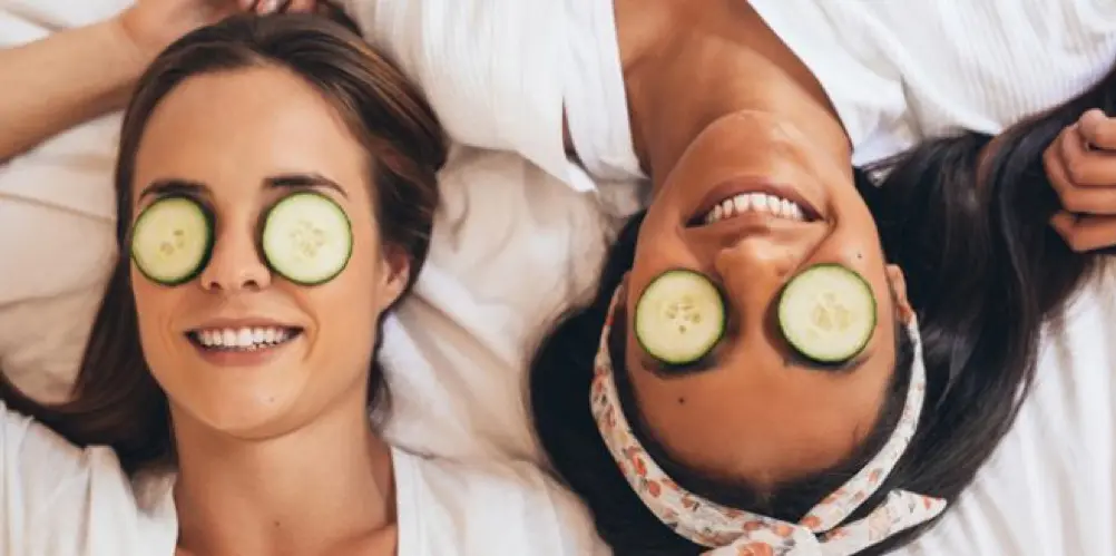 Donna che applica una crema contorno occhi, skincare routine per ridurre borse, occhiaie e rughe