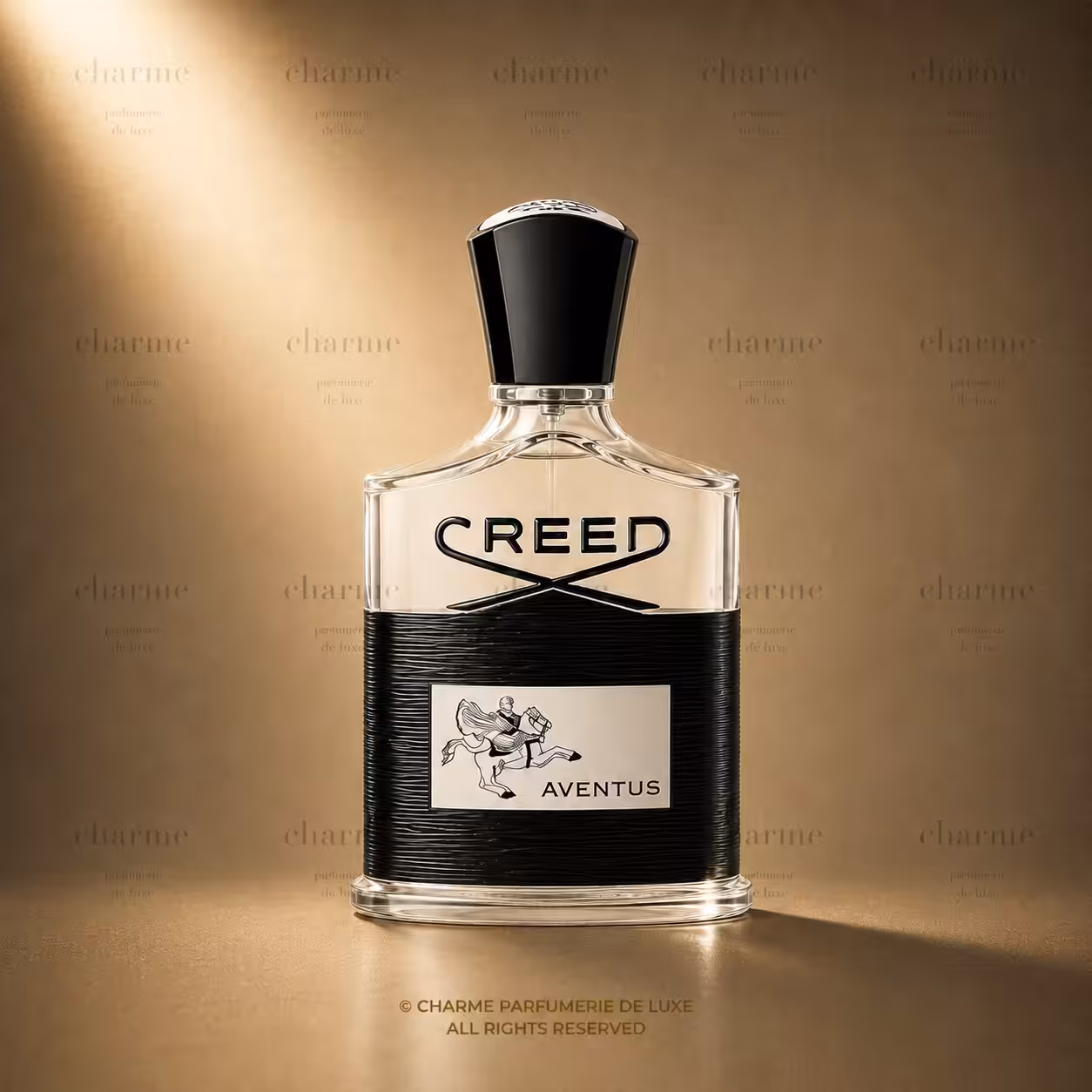 Creed Aventus 100 ML, profumo Creed in flacone trasparente con fascia nera su sfondo luxury dorato.