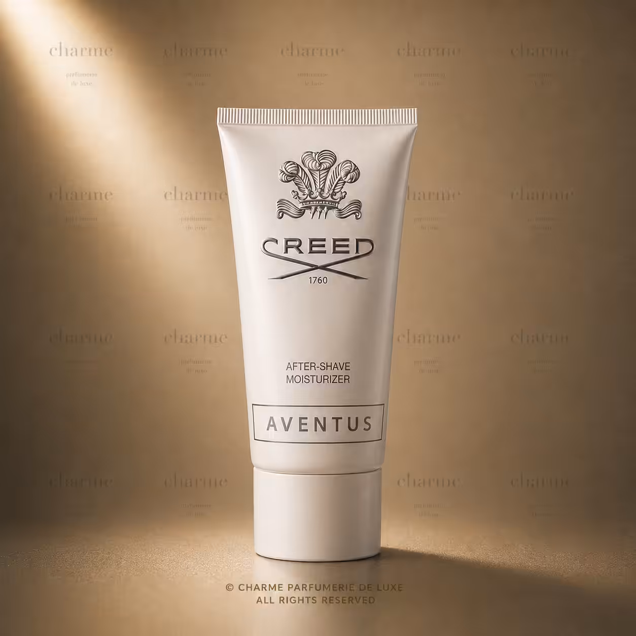 Creed Aventus After-Shave Moisturizer, trattamento dopobarba Creed Aventus in tubo bianco su sfondo luxury dorato.
