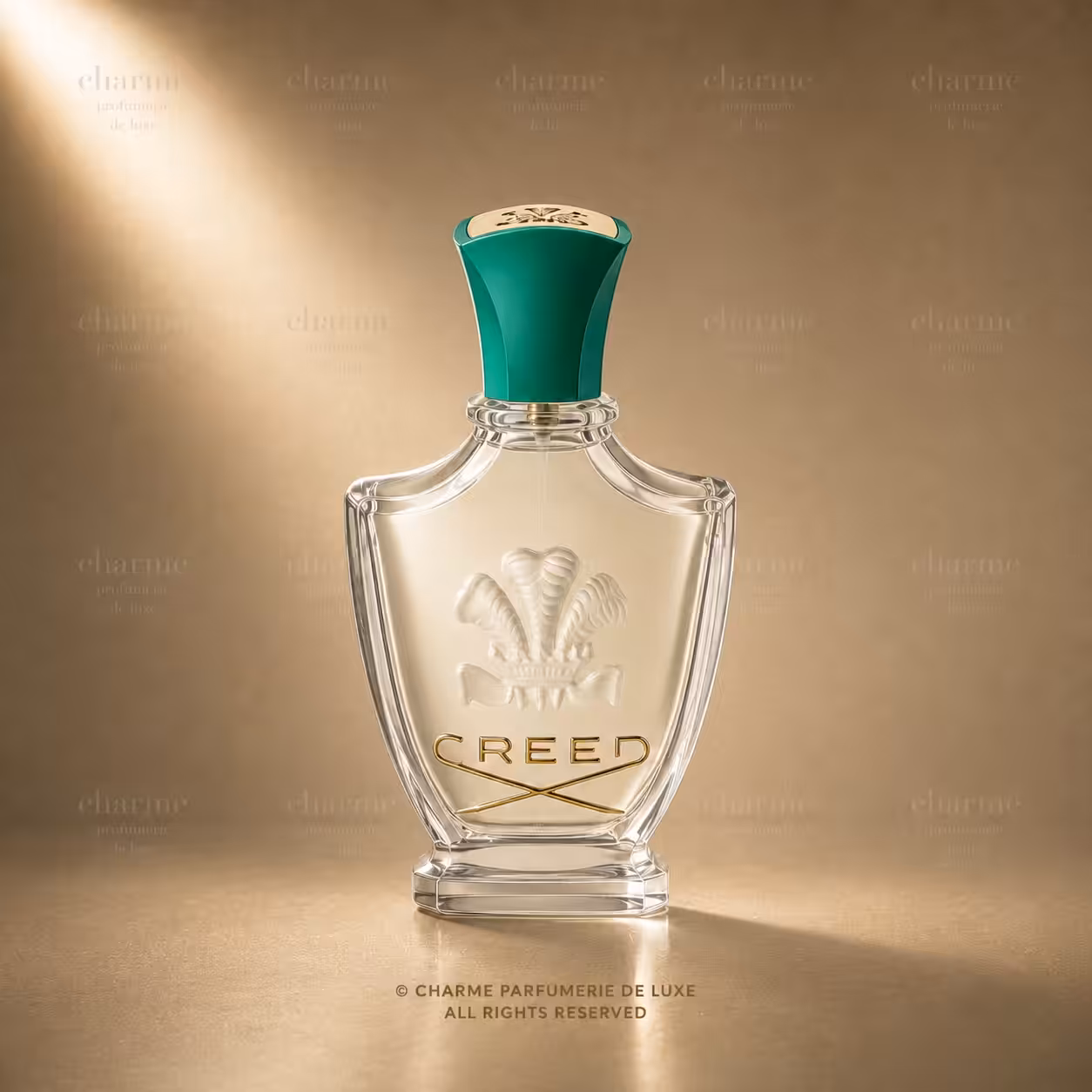 Creed Fleurissimo 75 ML, profumo Creed in flacone trasparente con tappo verde su sfondo luxury dorato.