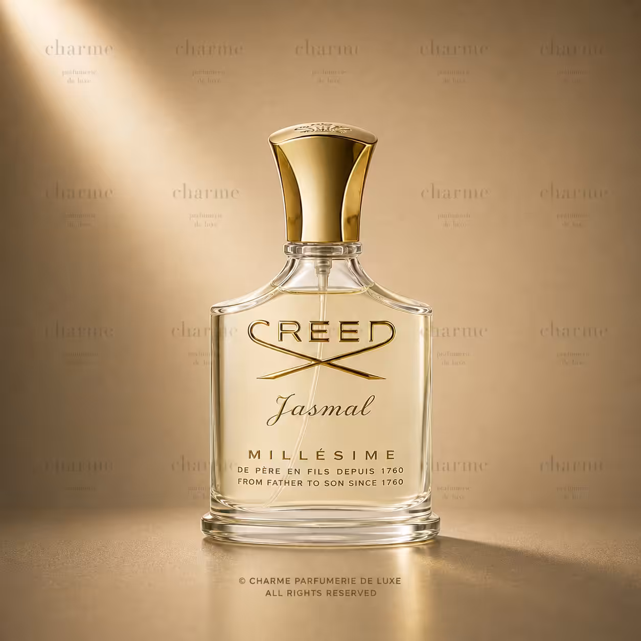 Creed Jasmal Millésime, profumo Creed in flacone trasparente con tappo dorato su sfondo luxury dorato.