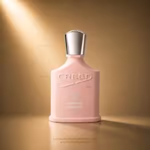 Creed Spring Flower 75 ML, profumo Creed in flacone rosa con tappo argento su sfondo luxury dorato.