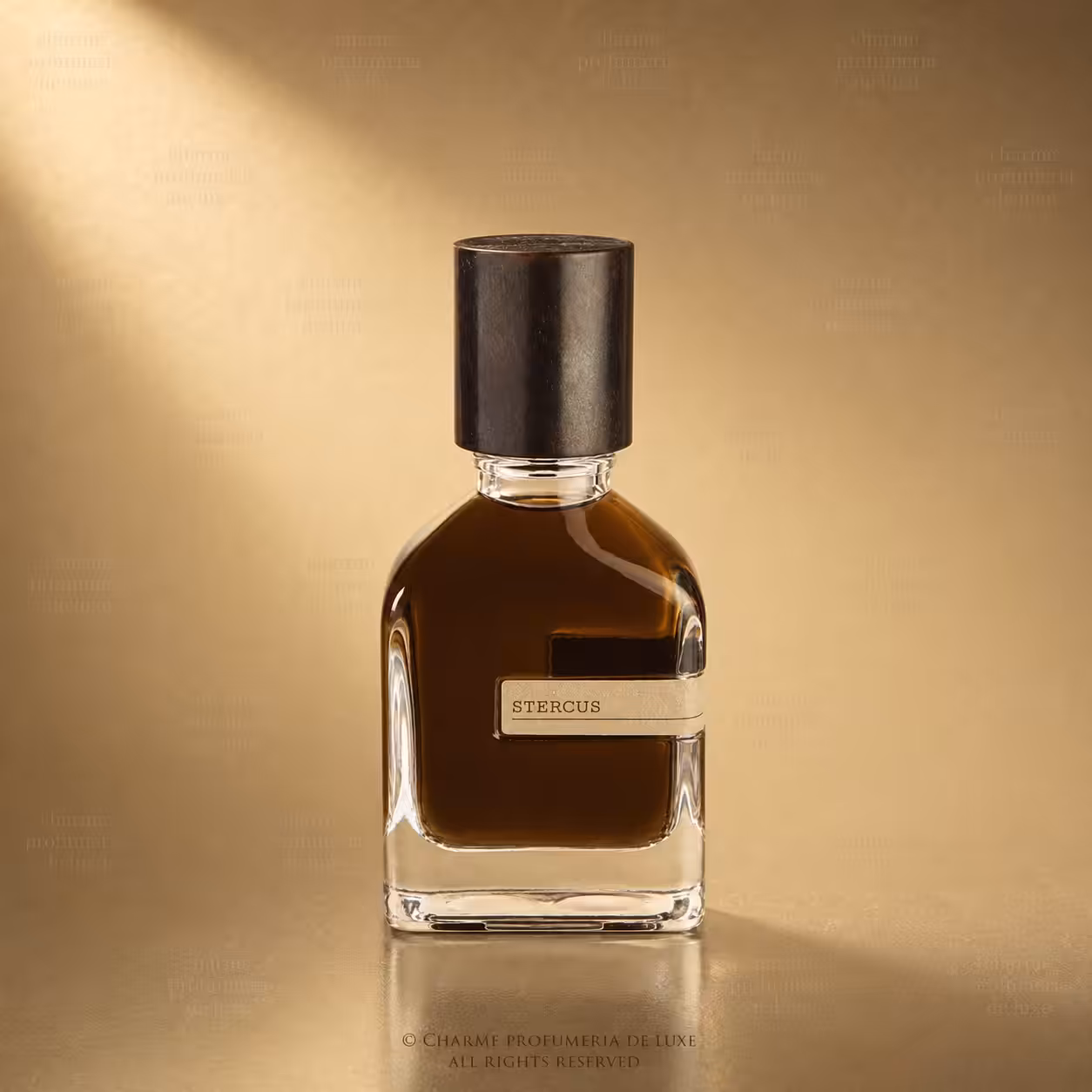 Orto Parisi Stercus profumo 50 ml con flacone su sfondo dorato