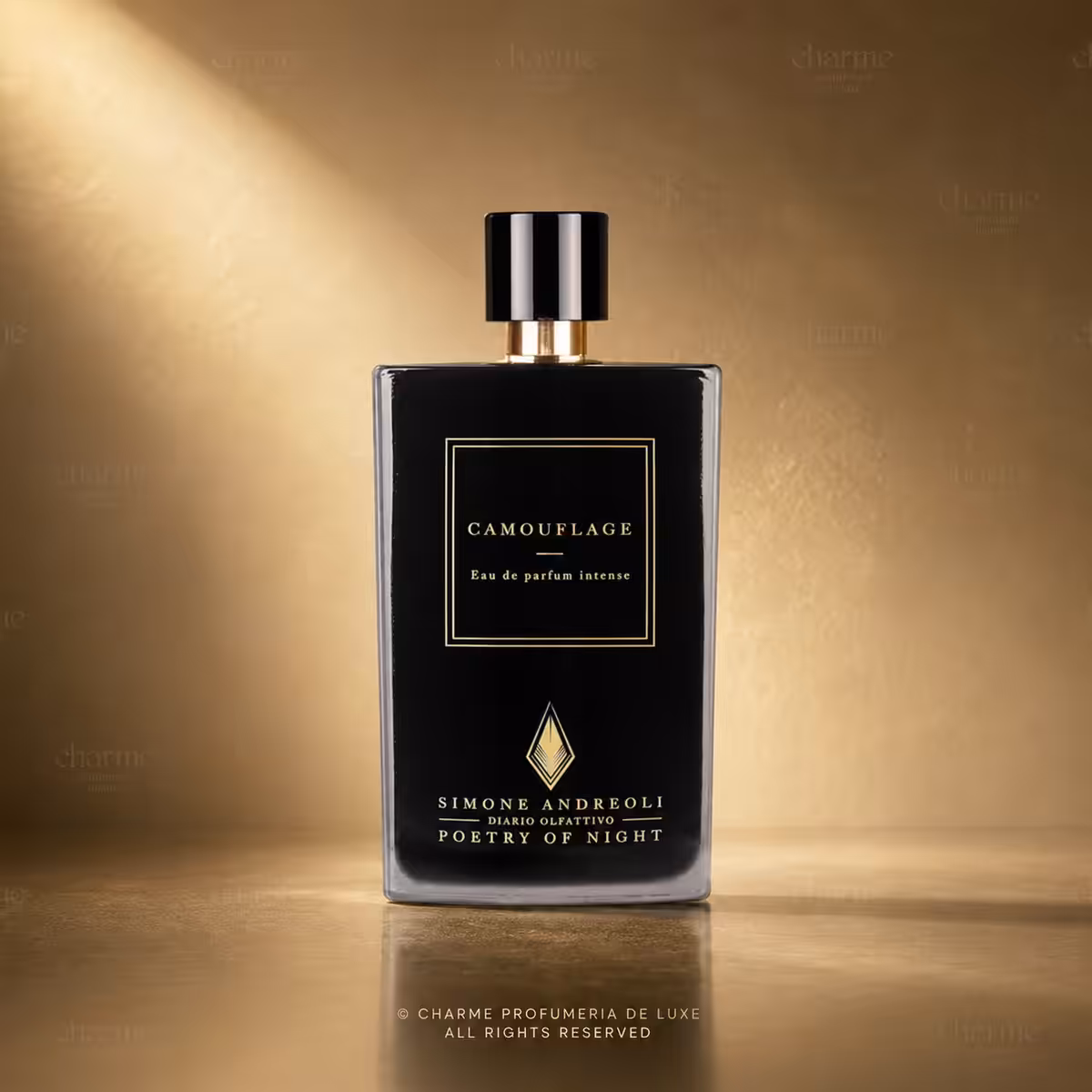 Simone Andreoli Camouflage Eau de Parfum Intense, flacone nero di profumo di nicchia su raffinato sfondo dorato.