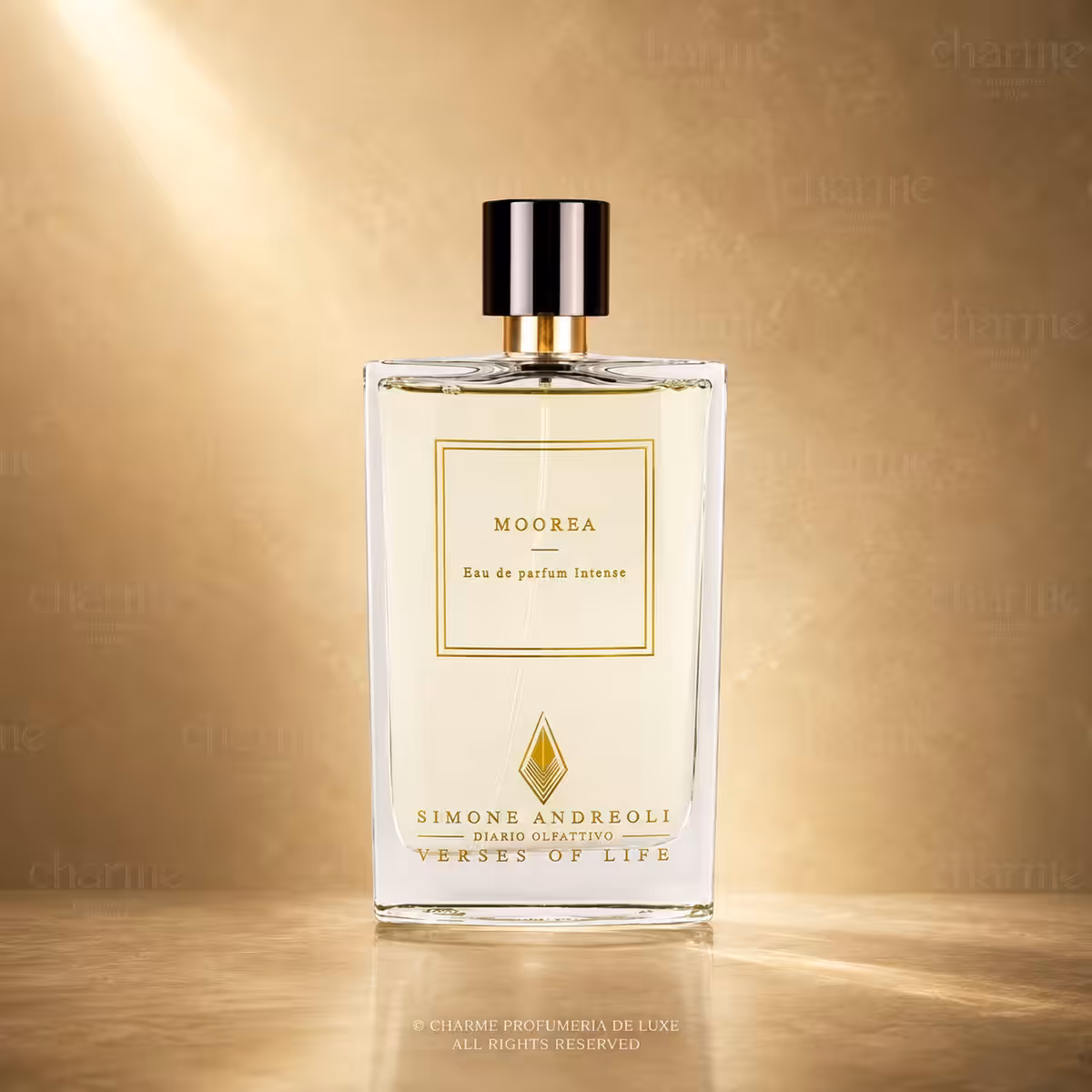 Simone Andreoli Moorea Eau de Parfum Intense, flacone trasparente di profumo di nicchia su sfondo champagne dorato.