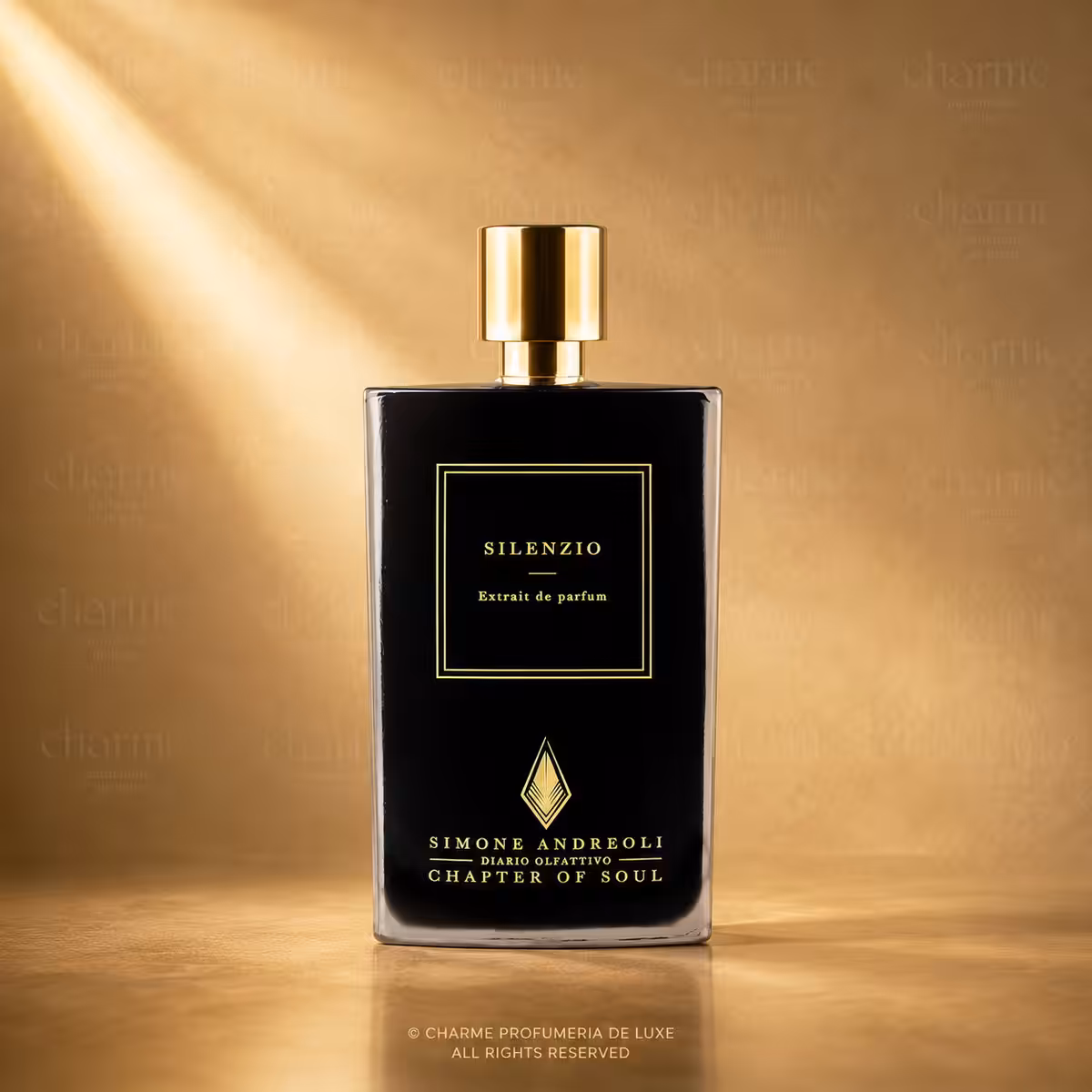 Simone Andreoli Silenzio Extrait de Parfum, profumo di nicchia in flacone nero con tappo oro su sfondo dorato.