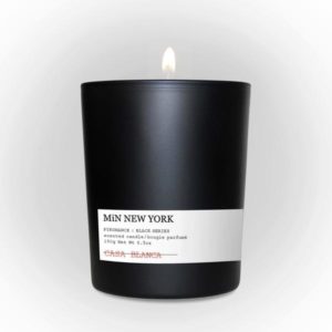 Min New York Casa Blanca Candela in bicchiere in vetro opaco di colore nero, con il caratteristico logo Min NY, durata circa 50 h. Fromato: 190gr La fragranza è ispirata dal famigerato club Casa Blanca.