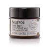 Bullfrog Cera baffi 25 ml Ideata per la cura e la disciplina dei baffi. Ha una media texture elastica e modellabile che consente di creare stili definiti e particolari. Contiene ingredienti di qualità come l’olio di avocado, emollientei ed idratante, e cere d’api e carnauba, che la rendono modellante e lucidante. La fragranza è la stessa del Secret Potion n.1, arricchita da una nota di tabacco resa e vaniglia.