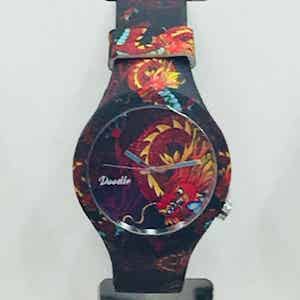 Doodle Watch Dragon Mood orologio analogico al quarzo con cinturino in silicone unisex. Subacqueo fino a 3 atmosfere. Due anni di garanzia dalla data di acquisto. Cinque Mood ispirati al mondo dei Tattoo, in 25 fantasie.