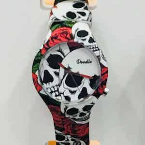 Doodle Watch, orologi analogici al quarzo con cinturino in silicone unisex. Subacquei fino a 3 atmosfere. 2 anni di garanzia dalla data di acquisto. Skull Mood, 1 dei 5 Mood ispirati al mondo dei Tattoo, in 25 fantasie.