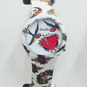 Doodle Watch Tatto Mood orologio analogico al quarzo con cinturino in silicone unisex. Subacqueo fino a 3 atmosfere. Due anni di garanzia dalla data di acquisto. Cinque Mood ispirati al mondo dei Tattoo, in 25 fantasie.