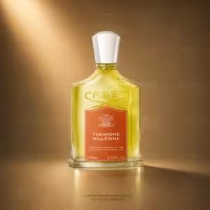 Creed Tabarome Millésime 100 ml profumo uomo, flacone trasparente con etichetta rossa in packshot luxury su sfondo dorato.