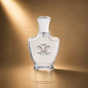 Creed Love in White for Summer profumo donna, flacone bianco in packshot luxury su sfondo dorato.