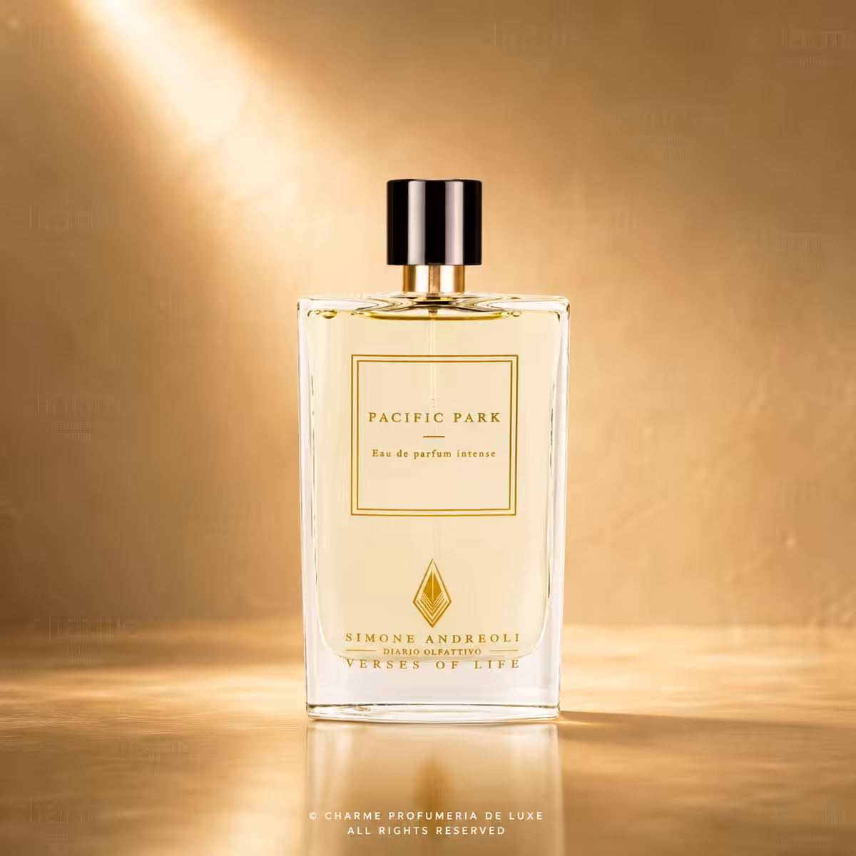Simone Andreoli Pacific Park Eau de Parfum Intense, flacone di profumo di nicchia su elegante sfondo dorato.