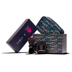 FURLA x HIPSTERIA Cofanetto GIAGUARI Nell’autunno inverno 2018-2019, nascono due cofanetti esclusivi. Hipsteria incontra Furla, e in particolare la collezione maschile di Furla, dando vita a due limited edition che si rivolgono a un uomo moderno,che ricerca prodotti di qualità e apprezza le linee pulite ed eleganti.