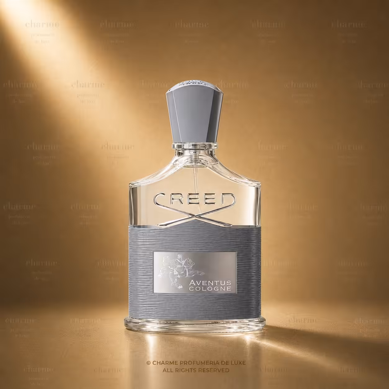 Creed Aventus Cologne profumo uomo, flacone con fascia grigia in packshot luxury su sfondo dorato.