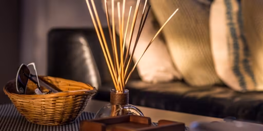 Diffusore a bastoncini con oli essenziali naturali su tavolino in salotto moderno – profumatore per ambienti ecologico e rilassante