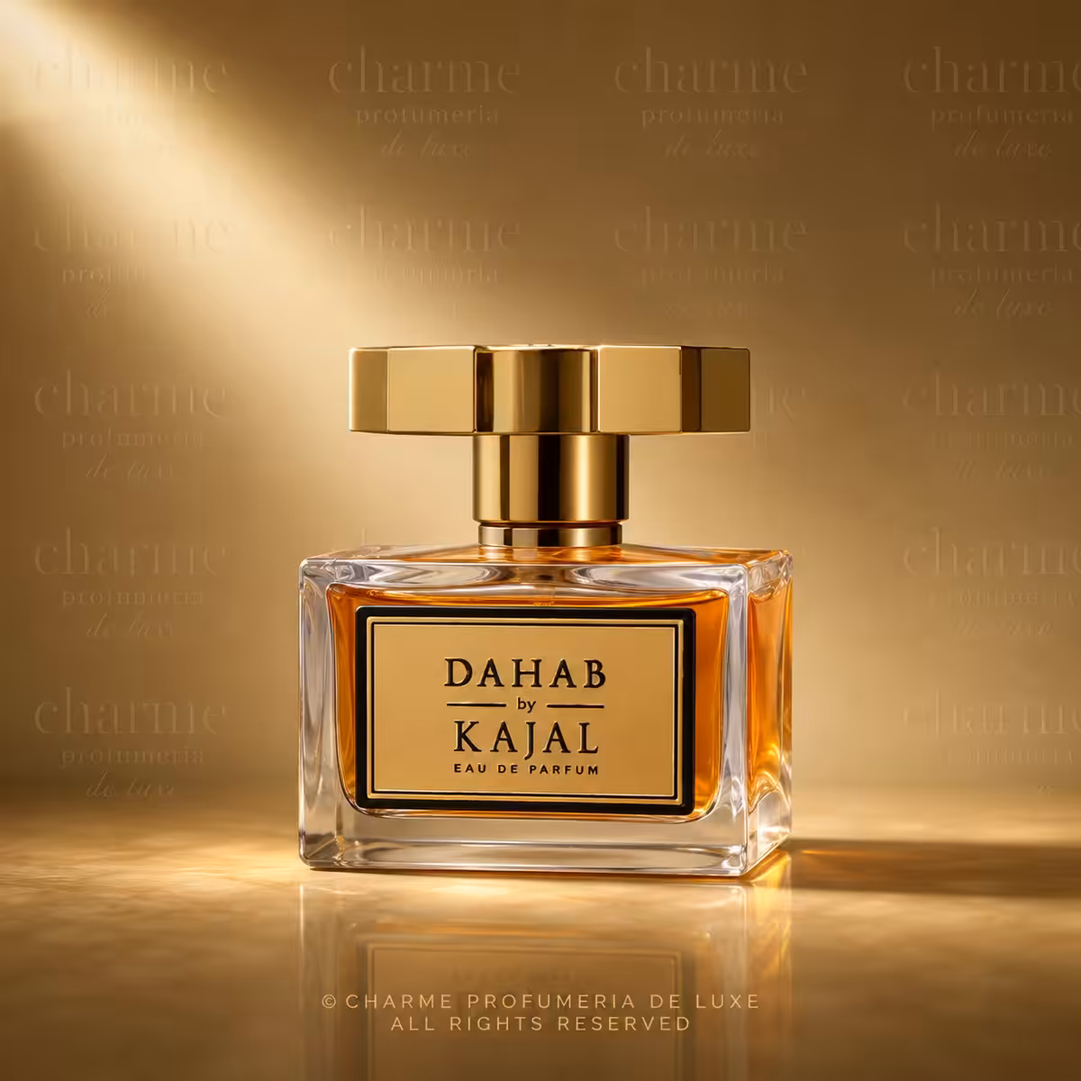 Dahab by Kajal Eau de Parfum, profumo di nicchia ambrato in packshot luxury su sfondo dorato per Charme Profumeria