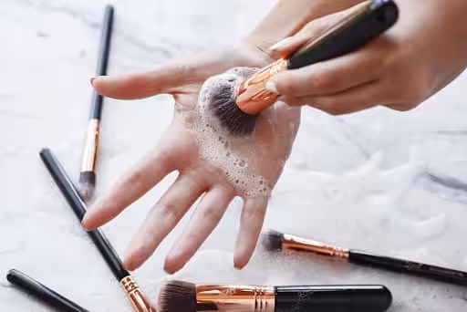 pulire i pennelli del trucco