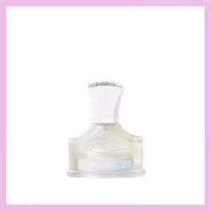 Creed Love in White for Summer profumo donna, flacone bianco in packshot luxury su sfondo dorato.