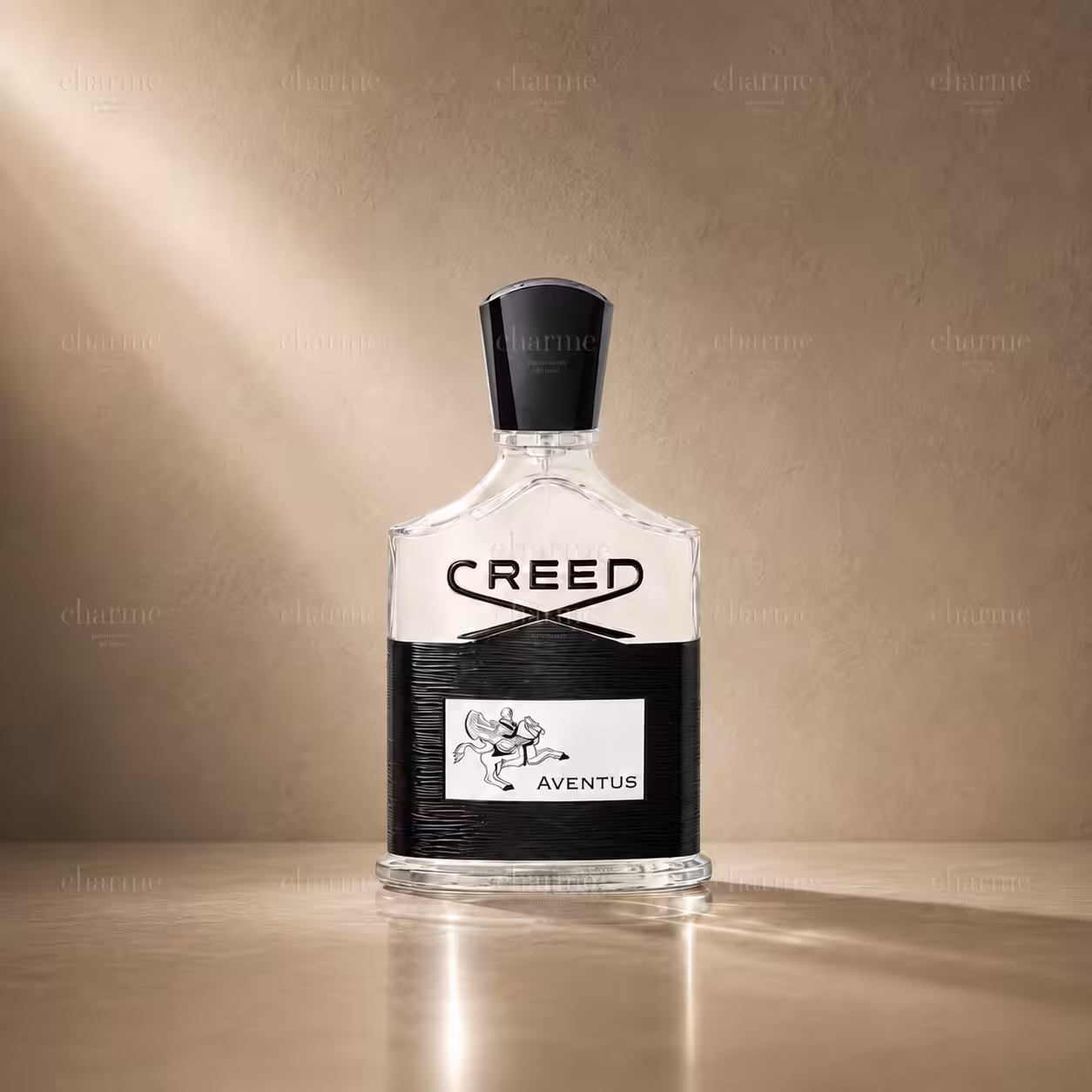 Creed Aventus profumo uomo, flacone trasparente con etichetta nera in packshot luxury su sfondo dorato.