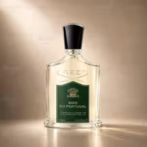 Creed Bois du Portugal 100 ml profumo uomo, flacone trasparente con etichetta verde in packshot luxury su sfondo dorato.