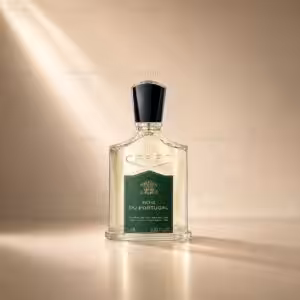 Creed Bois du Portugal 50 ml profumo uomo, flacone trasparente con etichetta verde in packshot luxury su sfondo dorato.