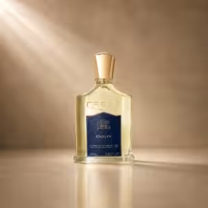 Creed Erolfa 50 ml profumo unisex, flacone trasparente con etichetta blu in packshot luxury su sfondo dorato.