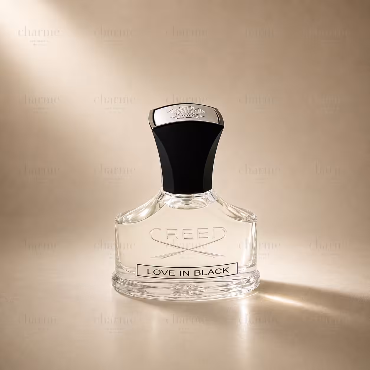 Creed Love in Black profumo donna, flacone trasparente con tappo nero in packshot luxury su sfondo dorato.