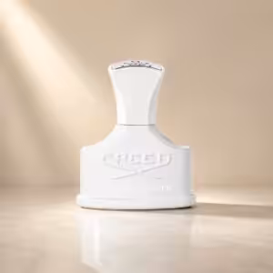 Creed Love in White profumo donna, flacone bianco in packshot luxury su sfondo dorato.