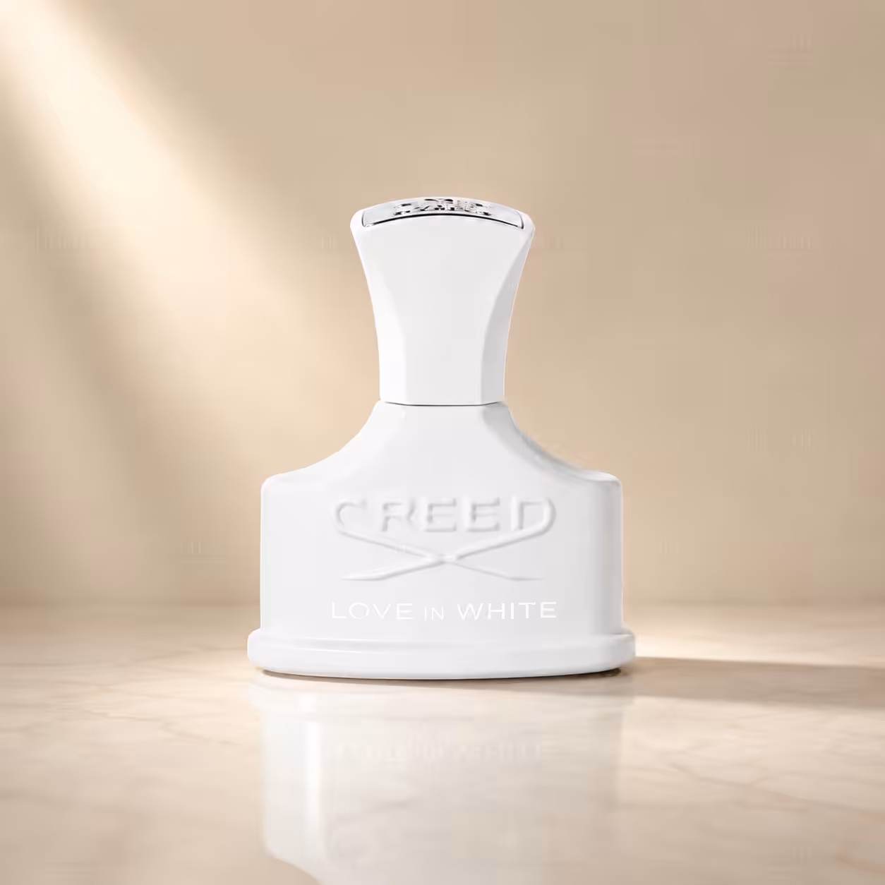 Creed Love in White profumo donna, flacone bianco in packshot luxury su sfondo dorato.