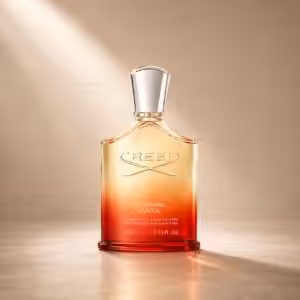 Creed Original Santal 50 ml profumo unisex, flacone rosso e ambra in packshot luxury su sfondo dorato.