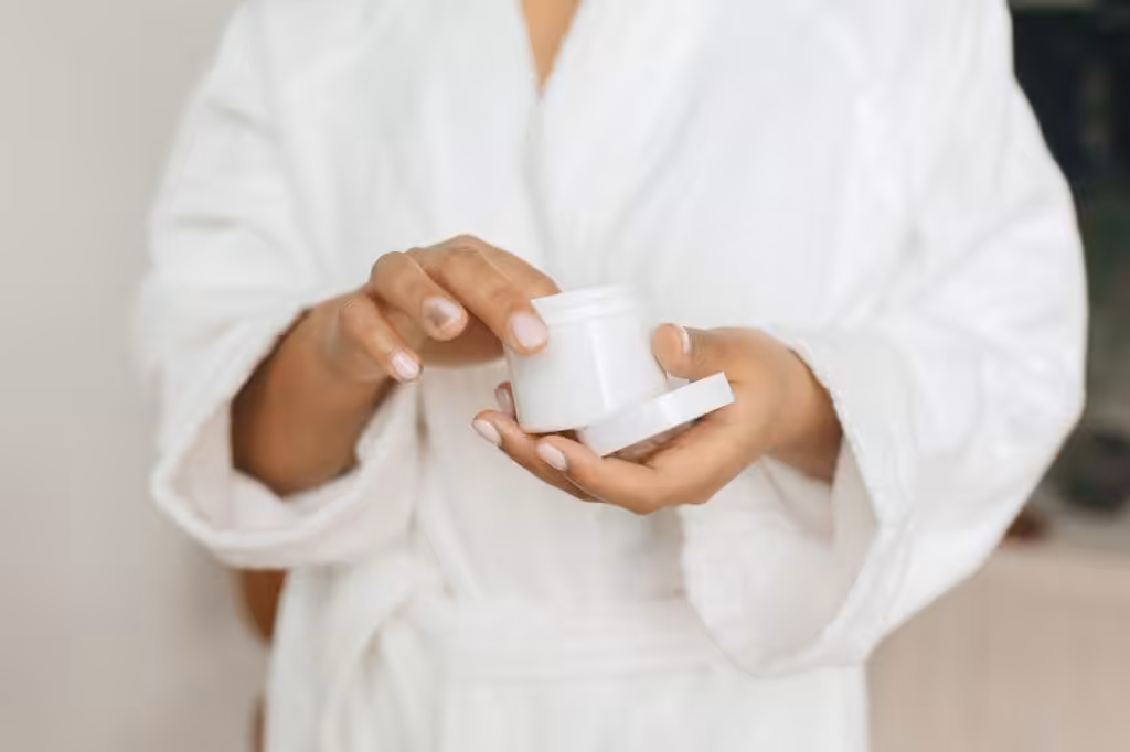 applicare la crema viso
