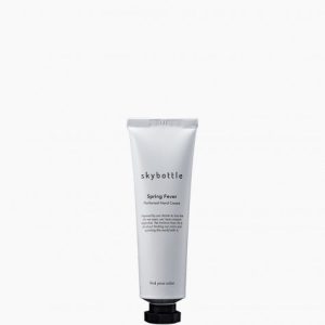 Crema ideale per curare le mani più disidratate, contiene burro di karité, acido ialuronico, olio di semi di girasole e glicerina, per nutrire la pelle in profondità e, soprattutto, mantenere l'idratazione per tutto il giorno.