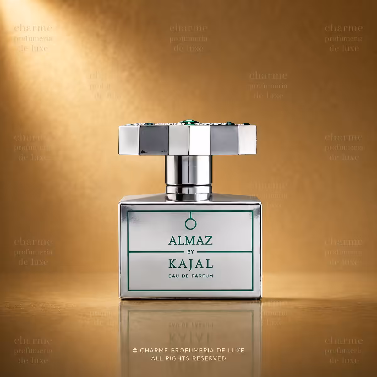 Kajal Almaz Eau de Parfum, packshot luxury del flacone argento con dettagli verdi su sfondo dorato Charme Profumeria de Luxe