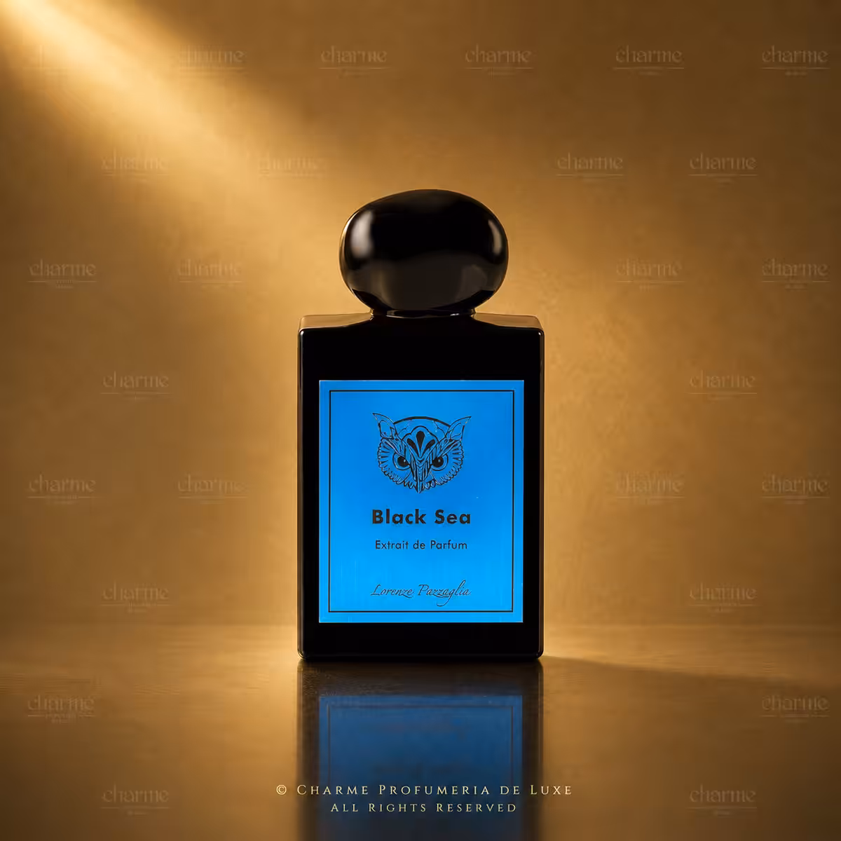 Lorenzo Pazzaglia Black Sea Extrait de Parfum 50 ml, flacone nero con etichetta blu su sfondo dorato Charme Profumeria de Luxe