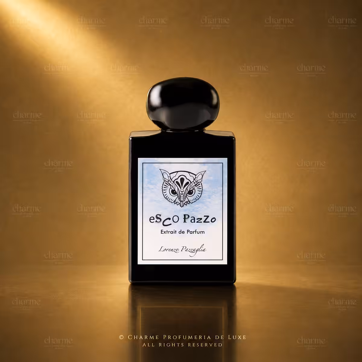 Lorenzo Pazzaglia eSco Pazzo Extrait de Parfum 50 ml, flacone nero con etichetta chiara su sfondo dorato Charme Profumeria de Luxe