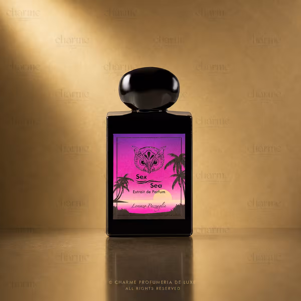 Lorenzo Pazzaglia Sex Sea Extrait de Parfum 50 ml, flacone nero con etichetta rosa e viola su sfondo dorato Charme Profumeria de Luxe