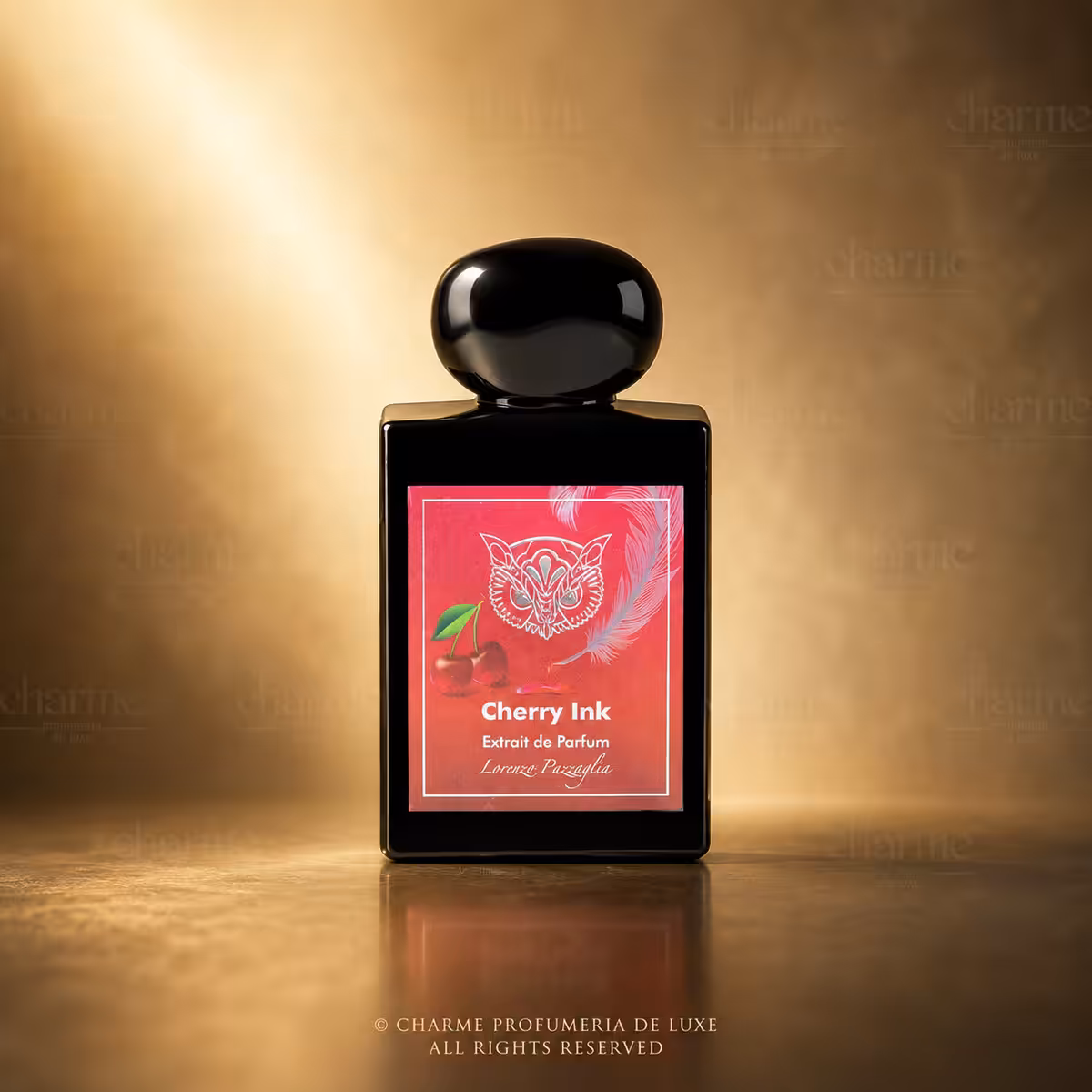 Lorenzo Pazzaglia Cherry Ink Extrait de Parfum 50 ml, flacone nero con etichetta rossa su sfondo dorato Charme Profumeria de Luxe