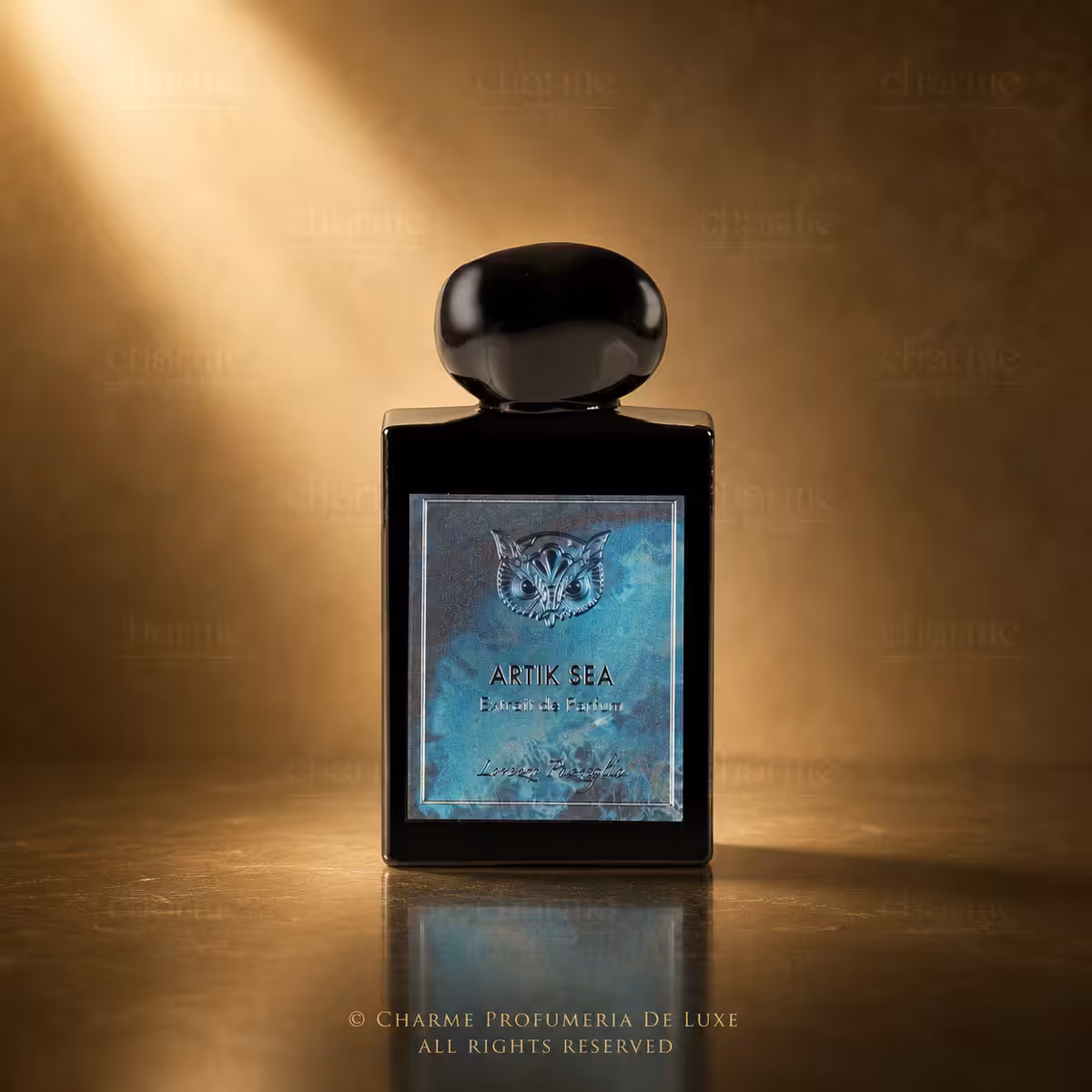 Lorenzo Pazzaglia Artik Sea Extrait de Parfum 50 ml, flacone nero con etichetta blu su sfondo dorato Charme Profumeria de Luxe