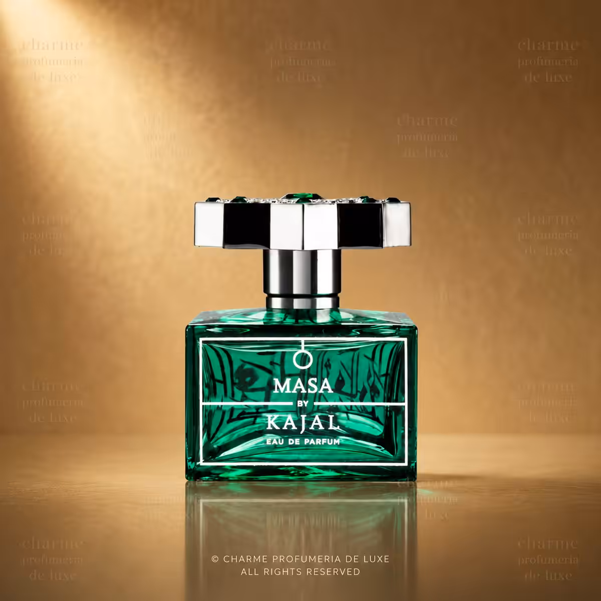 Kajal Masa Eau de Parfum, packshot luxury del profumo con flacone verde su sfondo dorato Charme Profumeria de Luxe