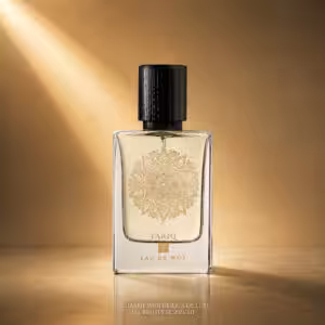 Eau de Moe Tariq, profumo di nicchia in flacone trasparente con profilo chiaro, packshot luxury e-commerce Charme Profumeria