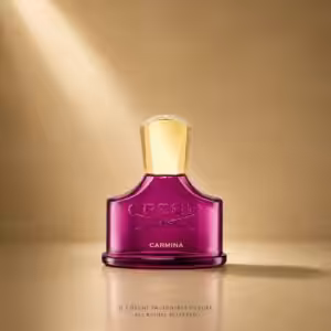 Creed Carmina profumo donna, flacone magenta in packshot luxury su sfondo dorato.