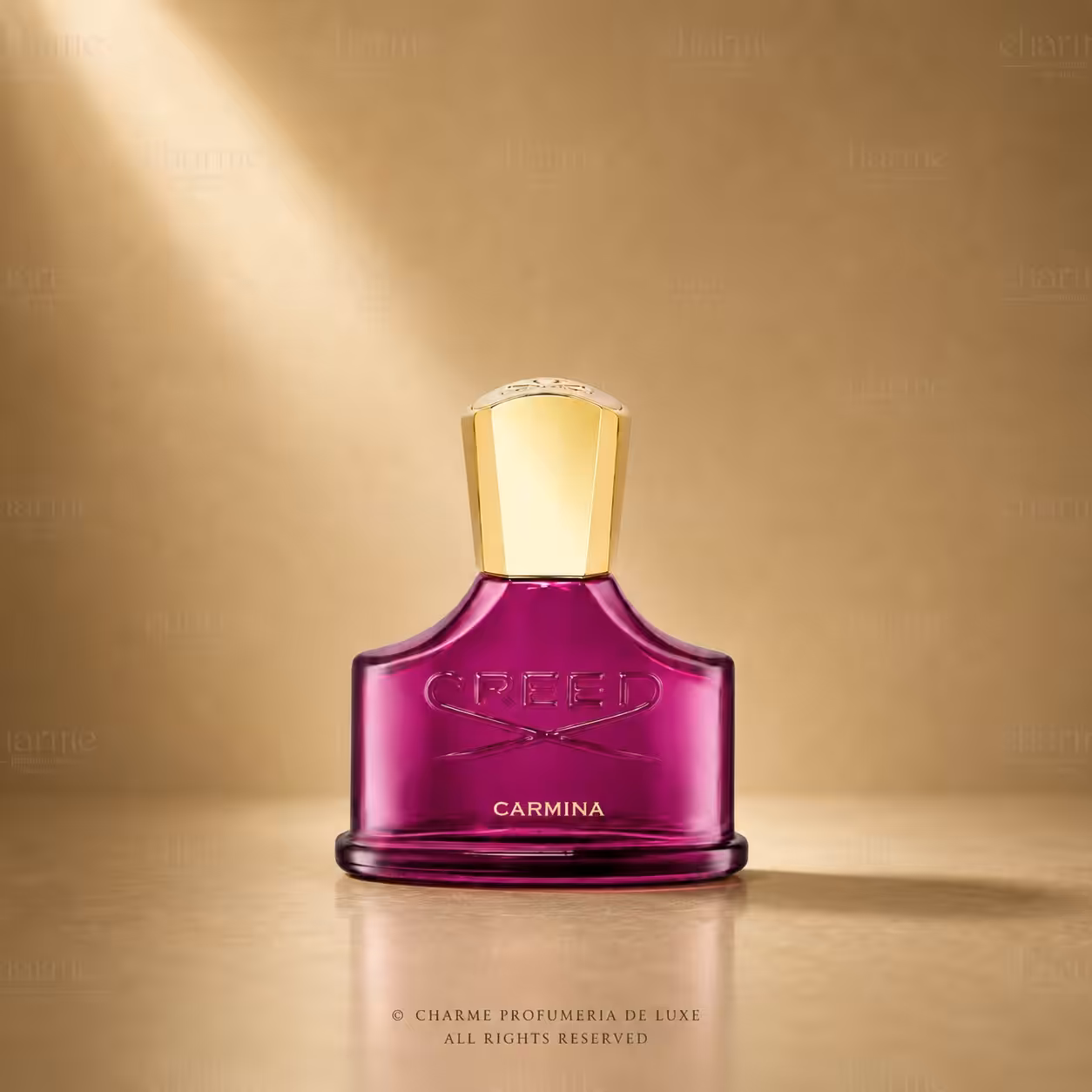 Creed Carmina profumo donna, flacone magenta in packshot luxury su sfondo dorato.