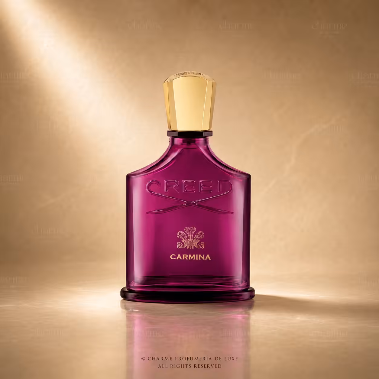 Creed Carmina profumo donna, flacone magenta in packshot luxury su sfondo dorato.