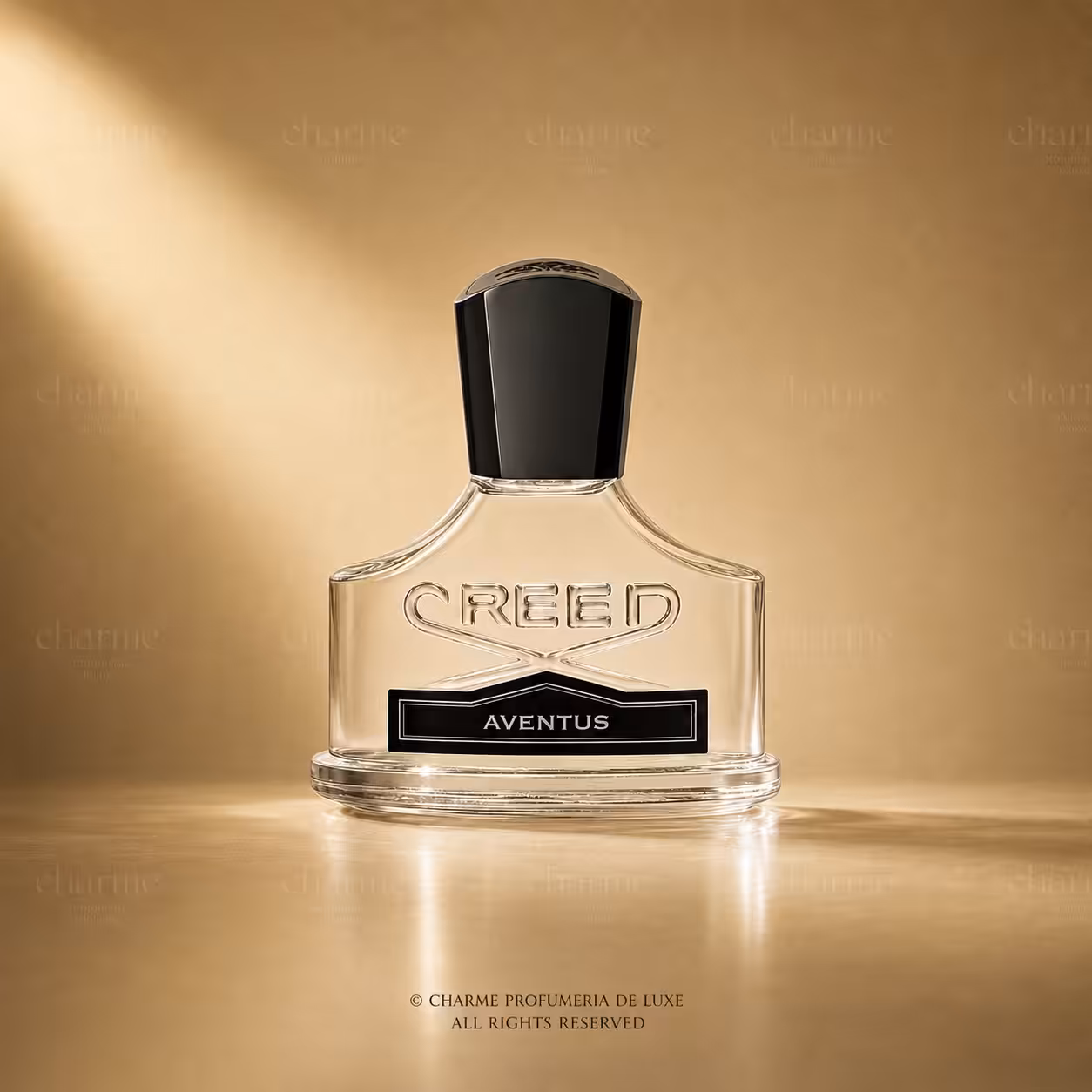Creed Aventus profumo uomo, flacone trasparente con etichetta nera in packshot luxury su sfondo dorato.