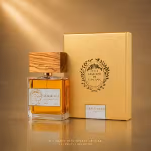 Giardini di Toscana Almafolia Eau de Parfum 100 ml con flacone trasparente, liquido ambrato e confezione oro su sfondo luxury