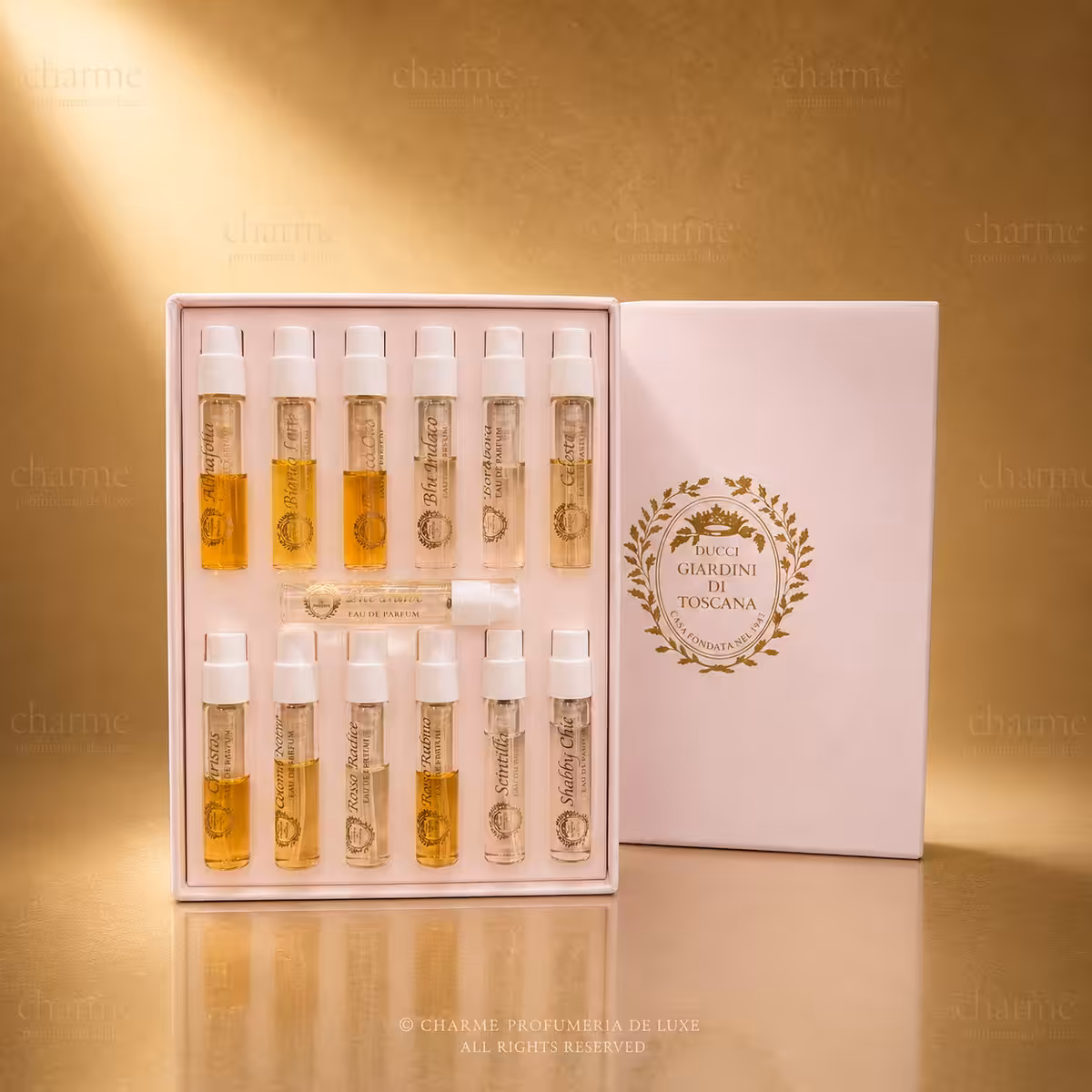 Discovery Set Giardini di Toscana Profumi Artistici, cofanetto rosa con campioni profumo di nicchia su sfondo luxury dorato
