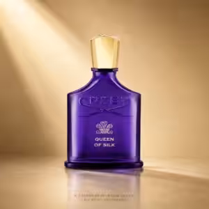 Creed Queen of Silk profumo donna, flacone viola in packshot luxury su sfondo dorato.